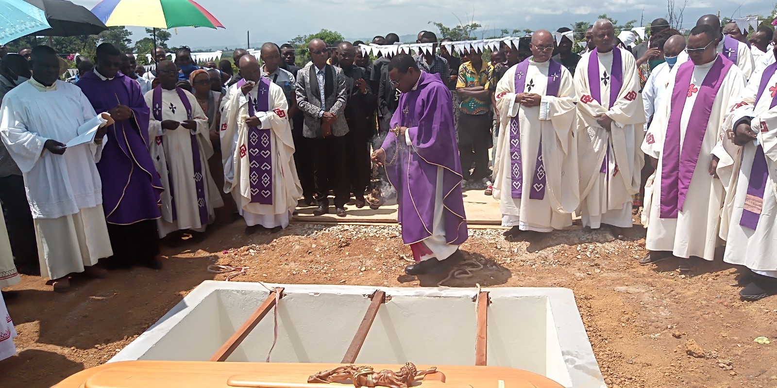 Inhumation de l'abbé Godefroid-Léon Khonde à Tumba