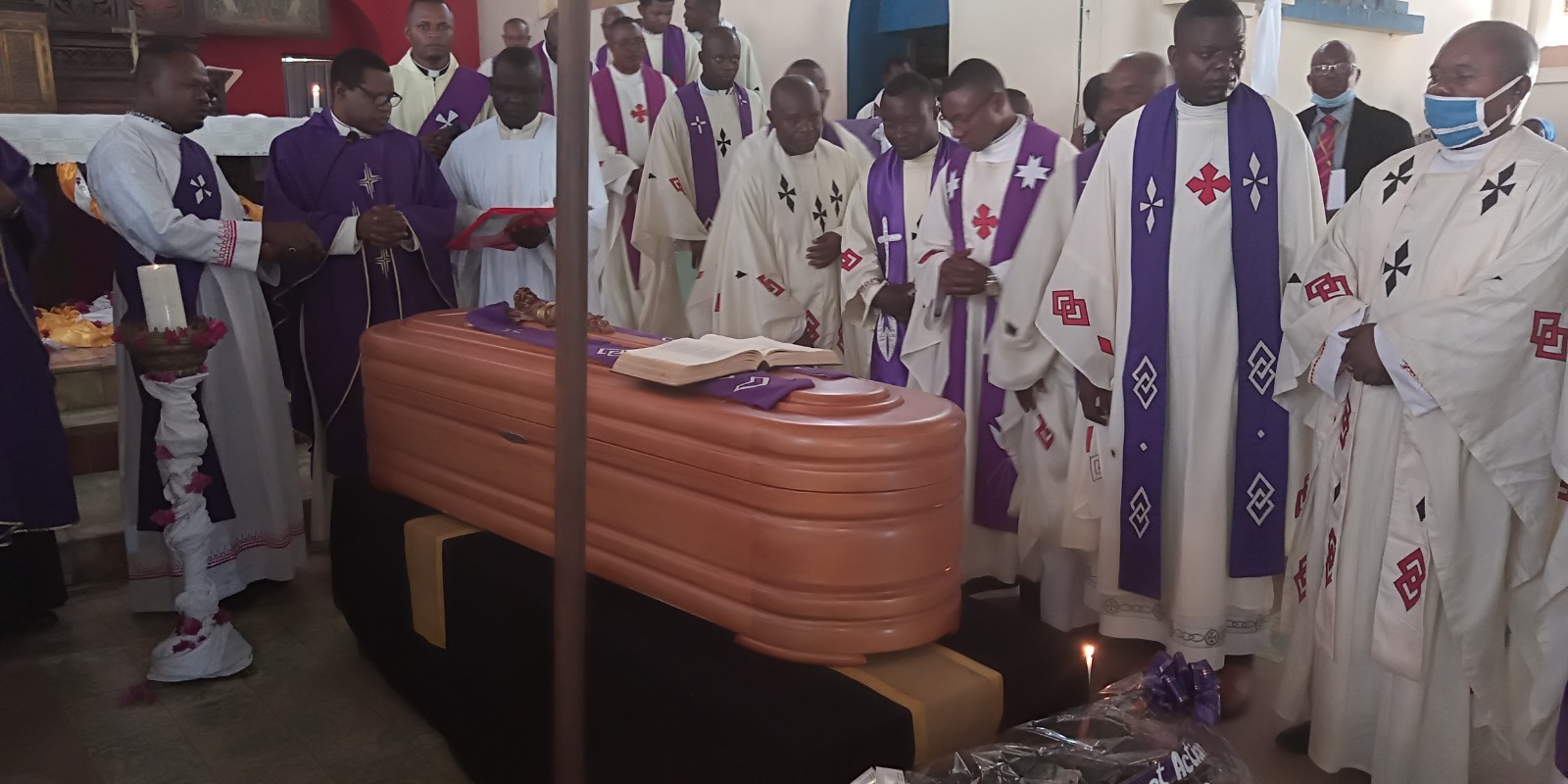 Inhumation de l'abbé Godefroid-Léon Khonde à Tumba