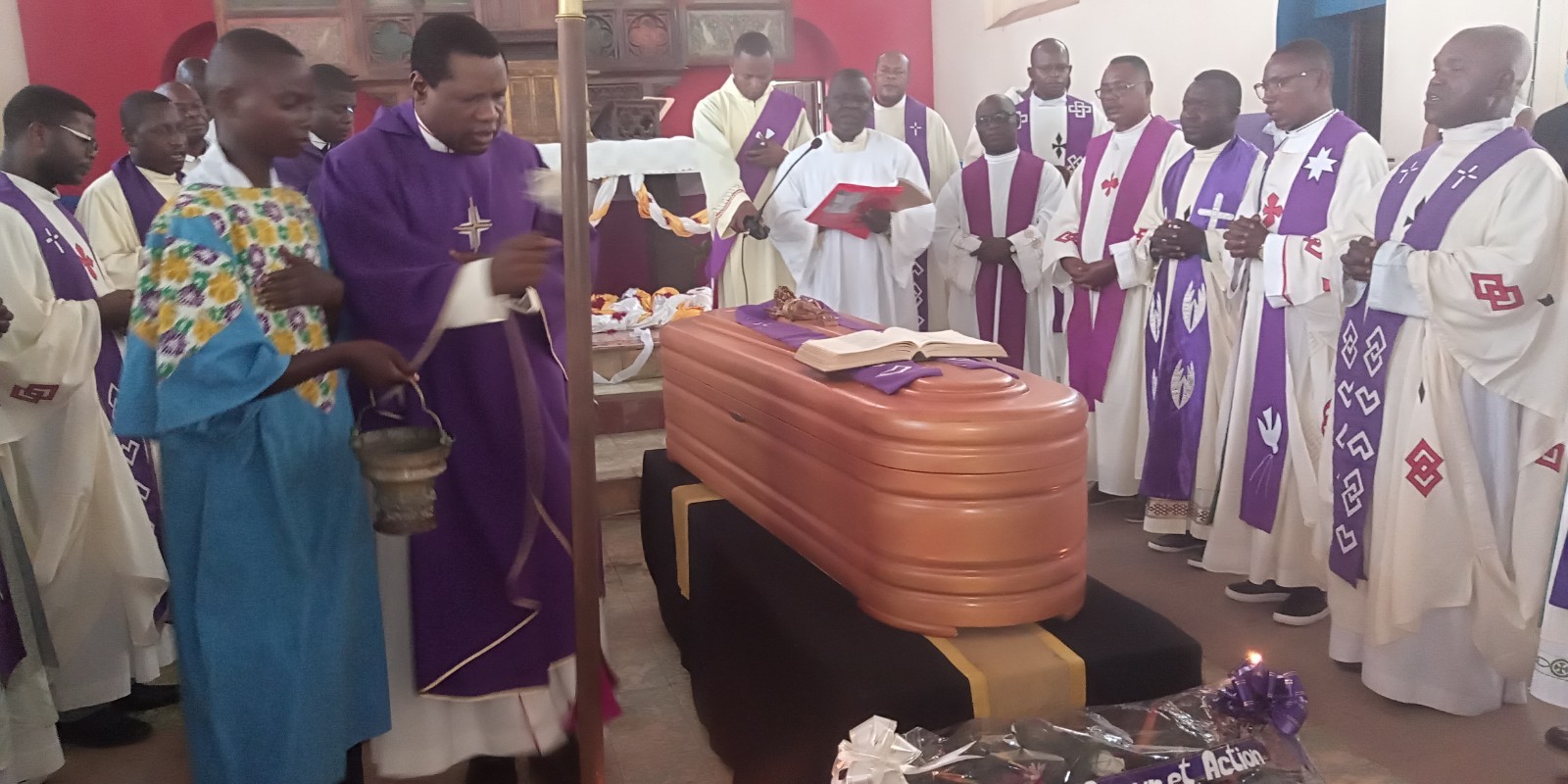 Inhumation de l'abbé Godefroid-Léon Khonde à Tumba