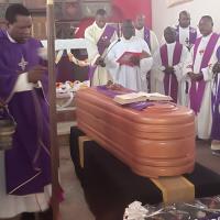 Inhumation de l'abbé Godefroid-Léon Khonde à Tumba