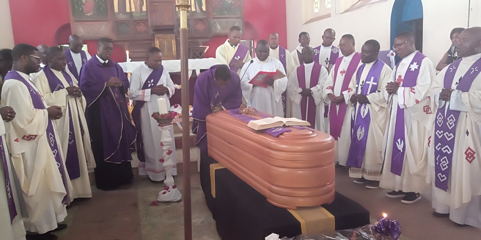Inhumation de l'abbé Godefroid-Léon Khonde à Tumba