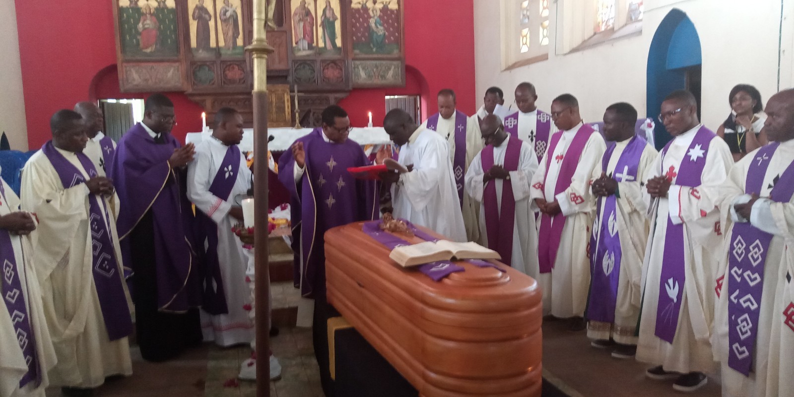 Inhumation de l'abbé Godefroid-Léon Khonde à Tumba