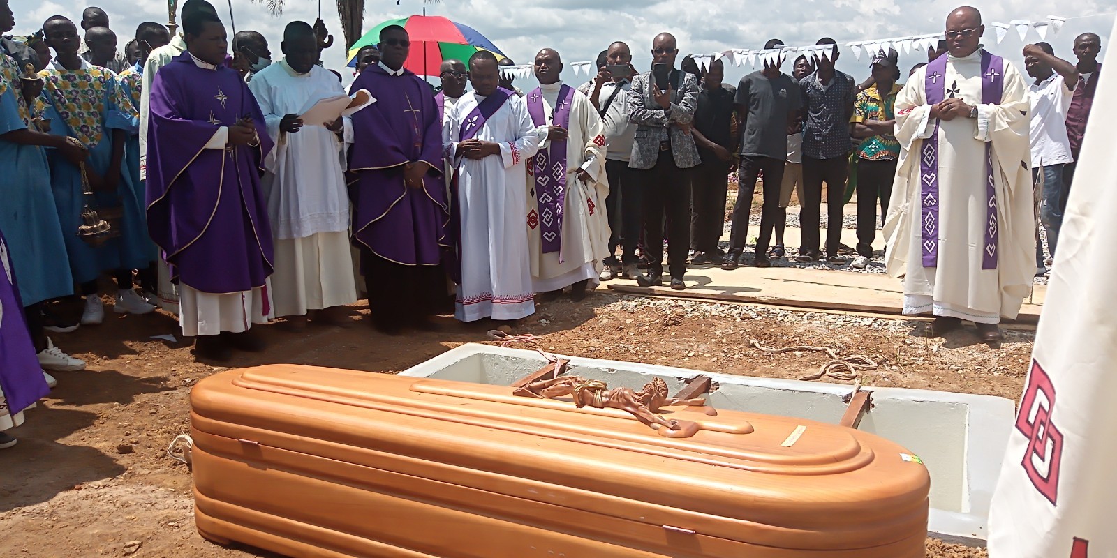 Inhumation de l'abbé Godefroid-Léon Khonde à Tumba