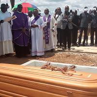 Inhumation de l'abbé Godefroid-Léon Khonde à Tumba