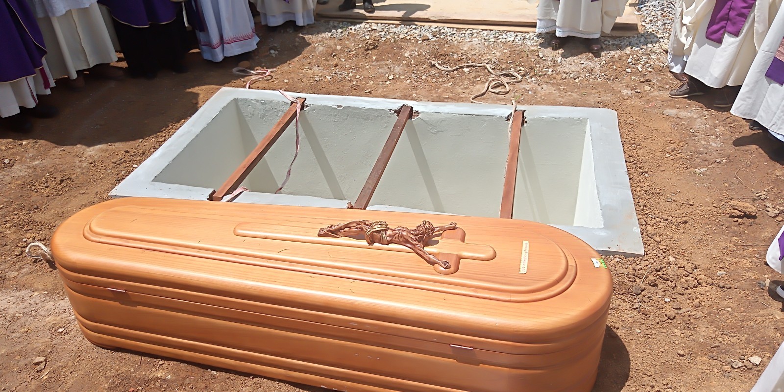 Inhumation de l'abbé Godefroid-Léon Khonde à Tumba