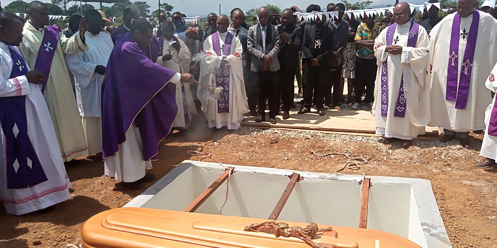 Inhumation de l'abbé Godefroid-Léon Khonde à Tumba