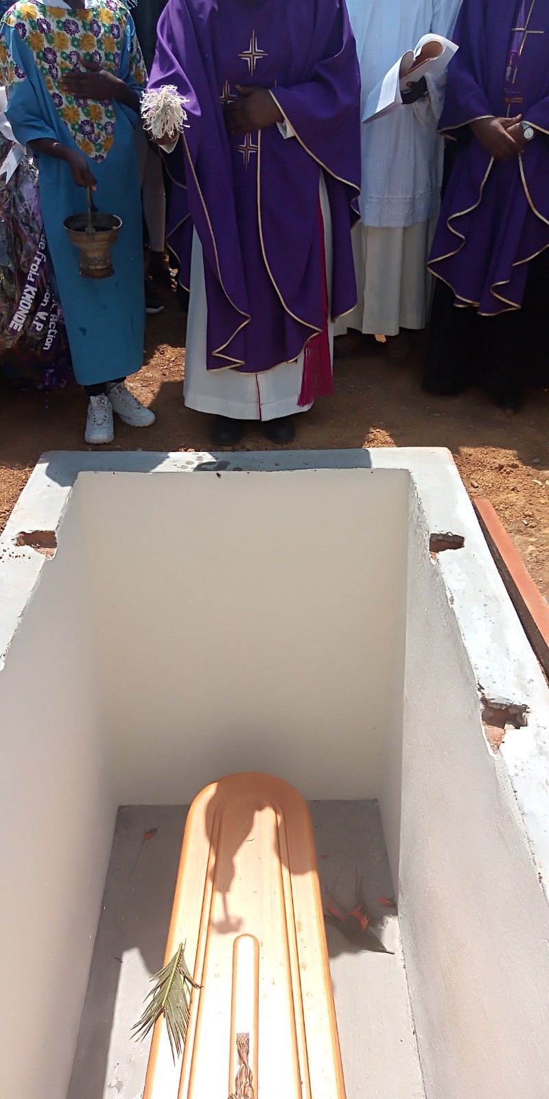 Inhumation de l'abbé Godefroid-Léon Khonde à Tumba
