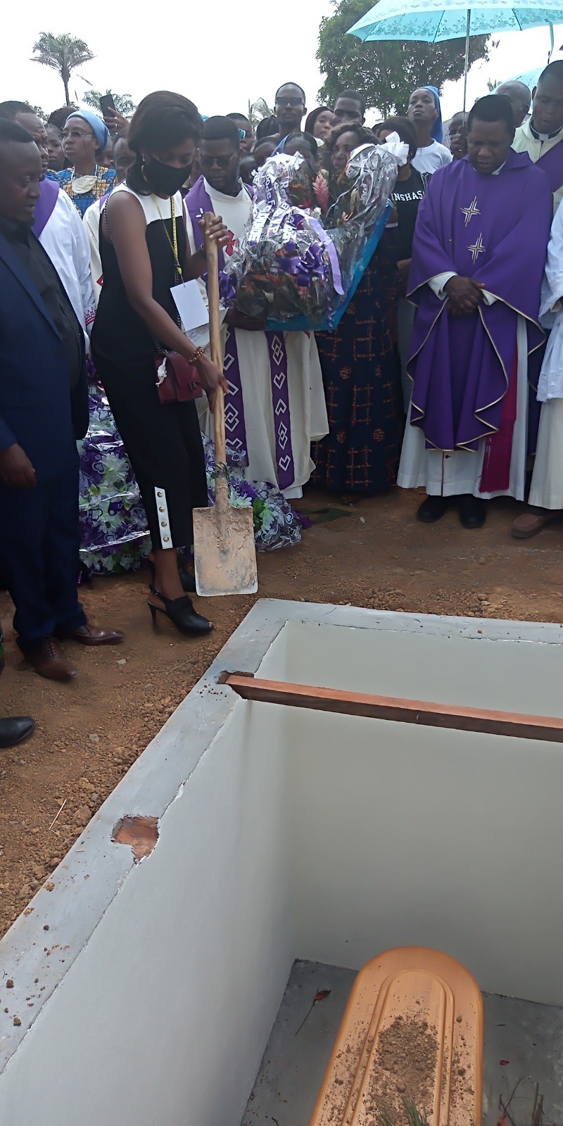 Inhumation de l'abbé Godefroid-Léon Khonde à Tumba