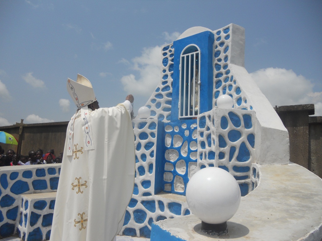 Mgr Daniel.Benediction de la grotte de la paroisse Christ Roi