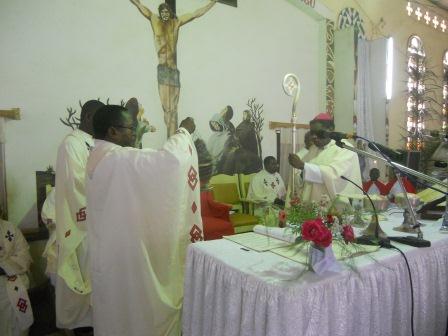 Visite pastorale de Mgr Daniel Nlandu à Christ-Roi (59)
