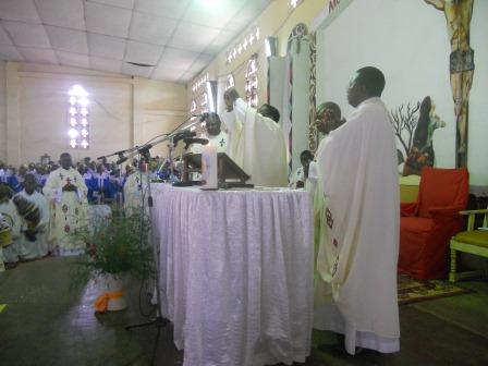 Visite pastorale de Mgr Daniel Nlandu à Christ-Roi (61)