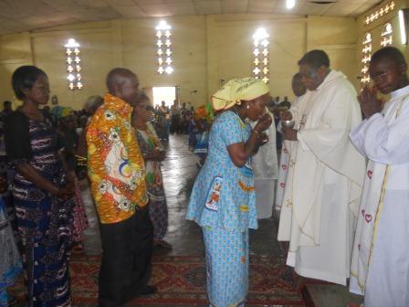 Visite pastorale de Mgr Daniel Nlandu à Christ-Roi (64)