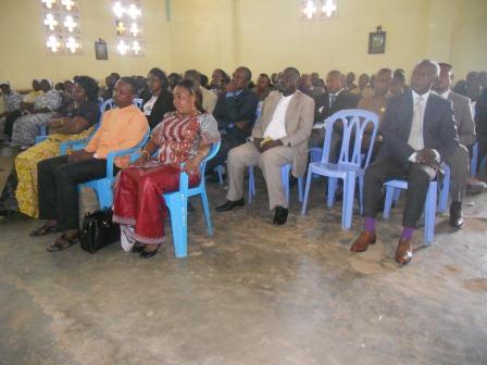 Visite pastorale de Mgr Daniel Nlandu à Christ-Roi (74)