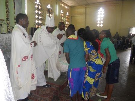 Visite pastorale de Mgr Daniel Nlandu à Christ-Roi (83)