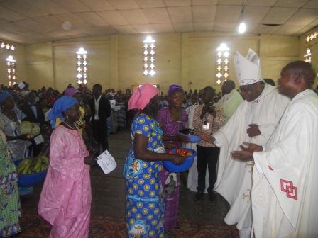 Visite pastorale de Mgr Daniel Nlandu à Christ-Roi (85)