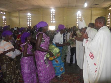 Visite pastorale de Mgr Daniel Nlandu à Christ-Roi (86)