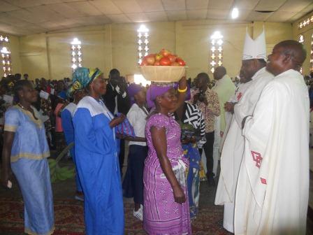 Visite pastorale de Mgr Daniel Nlandu à Christ-Roi (87)