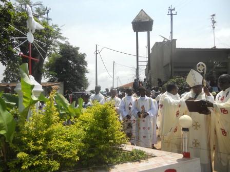 Visite pastorale de Mgr Daniel Nlandu à Christ-Roi (91)
