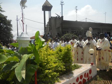 Visite pastorale de Mgr Daniel Nlandu à Christ-Roi (92)