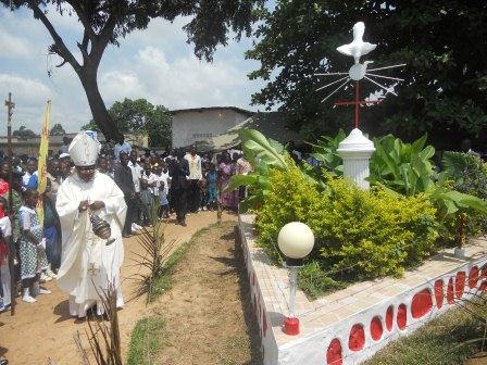 Visite pastorale de Mgr Daniel Nlandu à Christ-Roi (93)