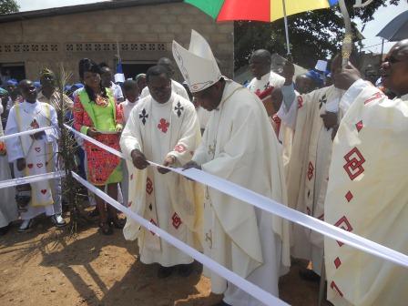 Visite pastorale de Mgr Daniel Nlandu à Christ-Roi (94)