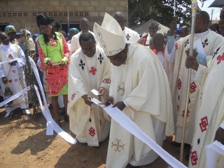 Visite pastorale de Mgr Daniel Nlandu à Christ-Roi (95)
