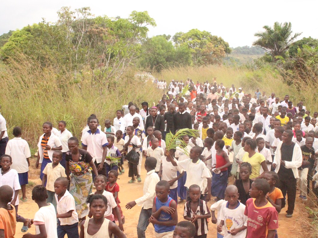 Visite pastorale de Mgr Daniel Nlandu à Miyamba